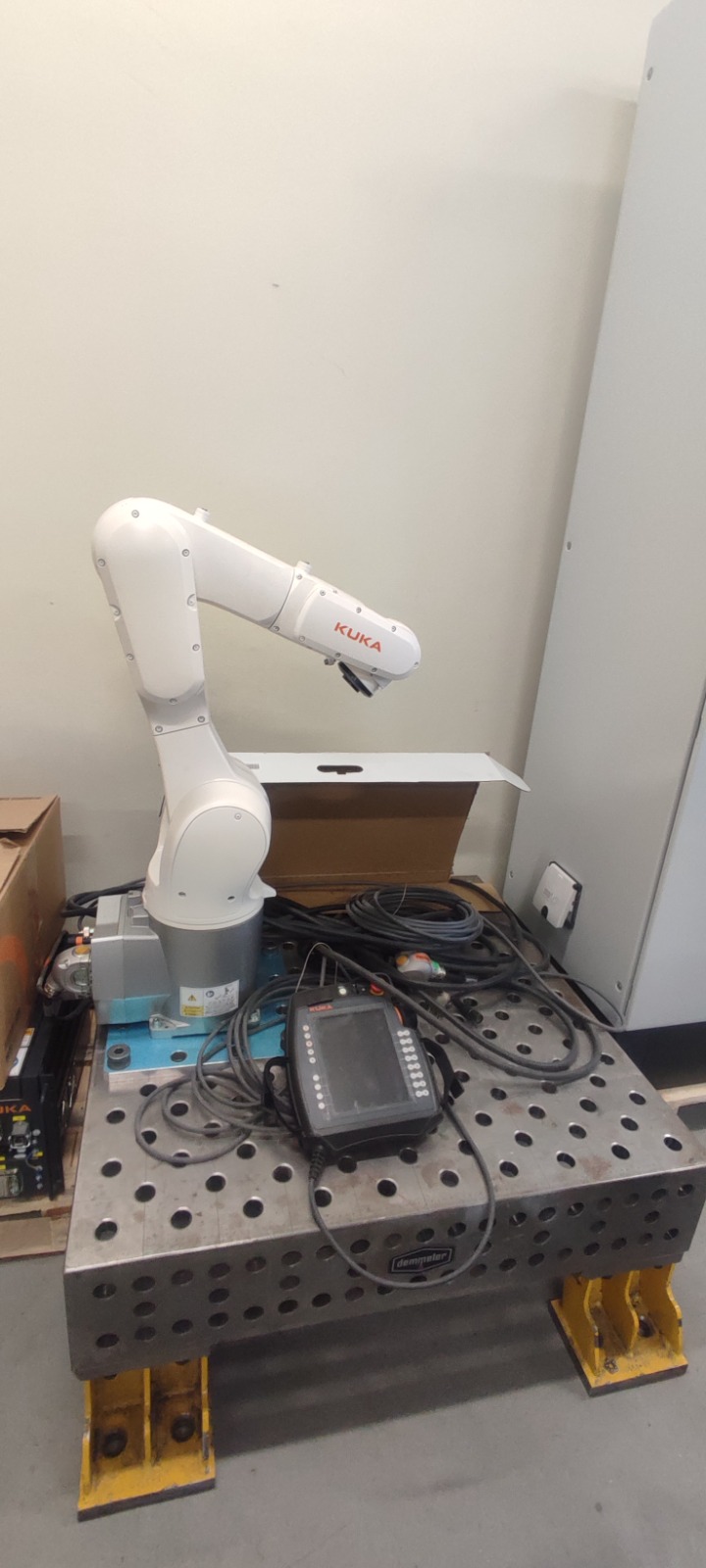 Kuka KR 10 R900-2 Compact, six-axis industrial robot — Robot industriali
